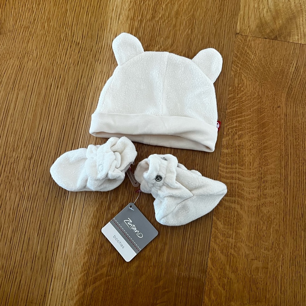 Zutano Baby Booties & Hat, 6 months, but runs small